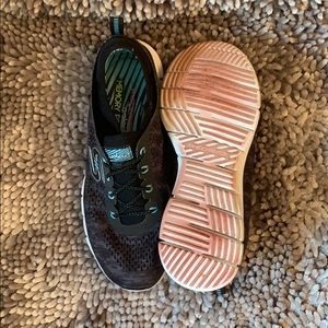 Sketchers tennis shoes